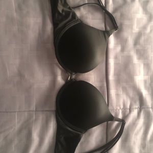 Women’s Victorias Secret black padded bra.